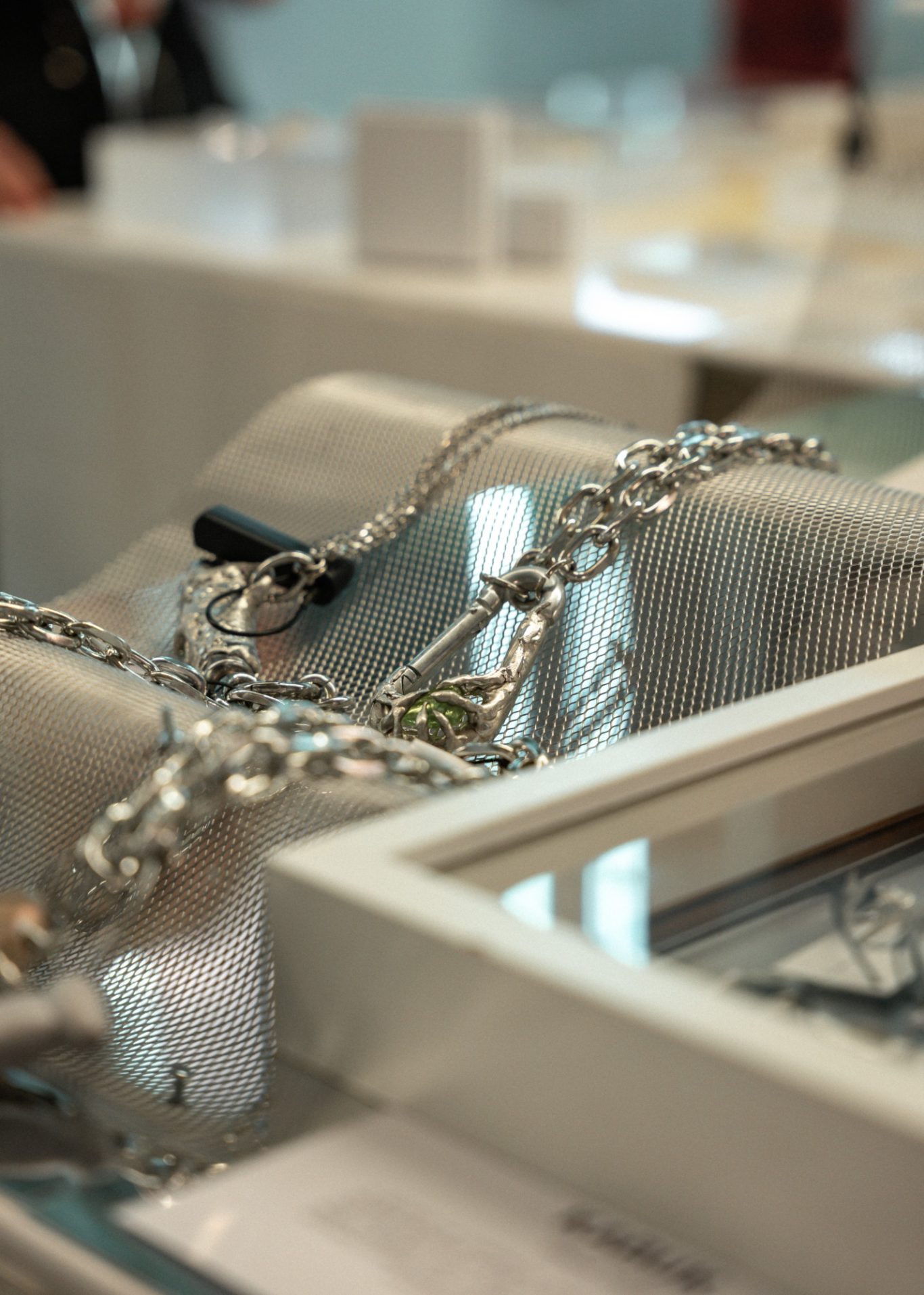 Hochwertiger Schmuck auf einem Spiegelobjekt, glänzend und dekorativ angeordnet.