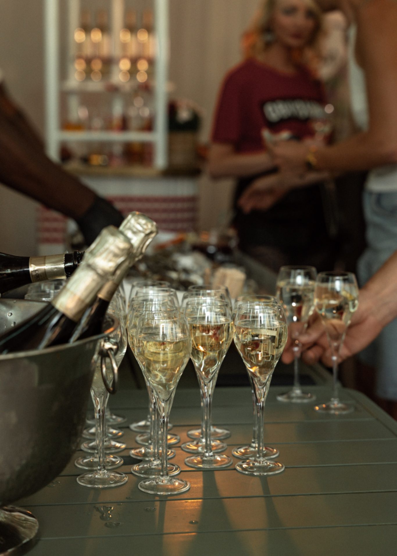 Champagnerflaschen und Gläser auf einem Tisch bei einer Feier.